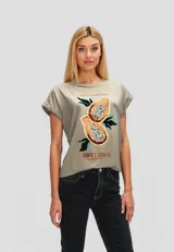Remera color beige con estampado de dos papayas cortadas y texto "Swet Praya" en color marrón.