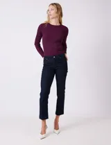 Jean wide leg azul oscuro, de tiro alto y pierna recta. Tiene pretina con pasadores, botón y cierre, y bolsillos delanteros y traseros.