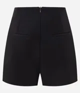 Short pollera corto de sastrería en color bordó, con diseño cruzado de borde redondeado y cierre de cremallera en la parte posterior.