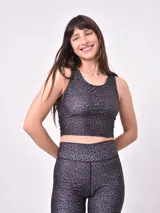 Top deportivo corto estampado con flores abstractas en tonos azul, lila y rosa. Diseño de espalda deportiva.