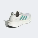 Championes de running Adidas Ultraboost blancos con detalles en celeste y gris.