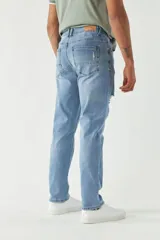 Pantalón de jean gris oscuro con roturas en las rodillas, corte recto y logo bordado.