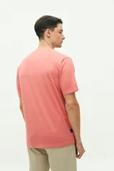 Remera azul marino de manga corta con logo bordado en el pecho.