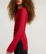 Blusa femenina ajustada, confeccionada en malla rib de viscosa, con cuello alto y mangas largas. Sin estampa y posee fruncido en los laterales.