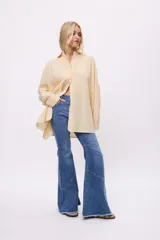 Pantalón jean oxford con recortes, de tiro alto y calce elastizado.