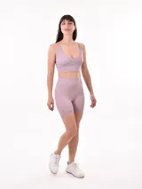Calza corta de lycra color lila oscuro, de tiro alto y corte ajustado.