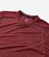 Remera deportiva gris con cuello redondo, mangas cortas, estampa heat print y detalle en los hombros. Confeccionada en tejido de malla con tecnología Dry.