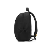 Mochila negra con estampado geométrico, logo de Caterpillar en el frente, anillo en D, tiradores de cremallera negro mate, tirantes ajustables de malla elástica, bolsillo portaobjetos y ranuras para bolígrafos en el compartimento principal, compartimento trasero principal con bolsillo acolchado para un portátil.
