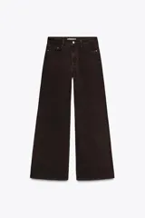Pantalón de jean marrón oscuro, de tiro alto y corte wide leg.
