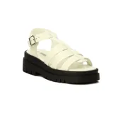 Sandalia blanca con tres tiras y pulsera, de diseño casual y plataforma baja.