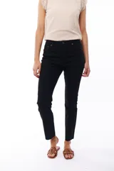 Pantalón jean negro de corte recto y tiro alto.
