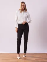 Pantalón negro de gabardina elastizada, marca Ruby Rd. Diseño pull-on con bolsillos simulados en la parte delantera y bolsillos aplicados en la parte trasera.