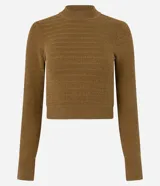 Suéter de manga larga color blanco hueso, confeccionado en punto texturizado con cuello redondo y puños y bajo acanalados. Contiene viscosa certificada en su composición.