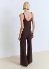 Top marrón de punto fino con lúrex, escote en V y tirantes finos.