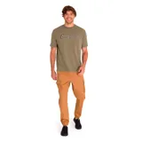 Remera verde militar de manga corta con cuello redondo y logo de Caterpillar estampado en el pecho.
