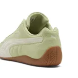 Championes Puma Speedcat OG color pistacho, con detalles en blanco y suela marrón.