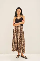Falda midi evasé con estampado animal print de serpiente y cintura elastizada en la espalda.