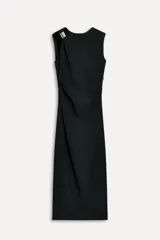 Vestido midi negro de viscosa, con escote asimétrico, manga sisa, detalle metálico en el hombro, tejido drapeado y cierre lateral con cremallera oculta.