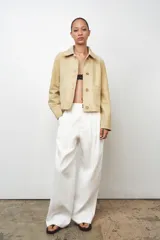 Chaqueta de mujer realizada en piel de ante color beige. Tiene cuello solapa, manga larga, bolsillos de plastrón en delantero y cierre frontal con botones.