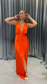 Vestido largo color naranja, sin mangas, con escote en V y abertura en la pierna.
