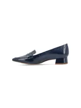 Zapato tipo mocasín de cuero texturado color negro charol, con terminación en punta y taco cuadrado bajo.