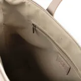 Cartera tote color beige confeccionada en cuero sintético, con doble asa de mano y correa bandolera regulable y desmontable. Posee un bolsillo externo con cierre y dos bolsillos internos, uno con cierre y dos abiertos.