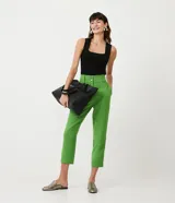 Blusa cropped naranja de punto con escote cuadrado y bretel ancho.