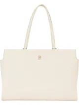 Cartera tote Tommy Hilfiger color crema, con doble asa de mano y logo metálico dorado en el frente.