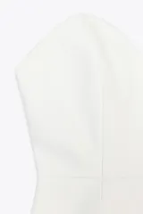 Bustier blanco de denim con escote corazón y hombros descubiertos.