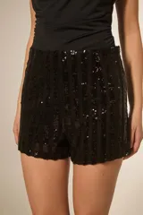 Short negro de tiro alto, ajustado al cuerpo, con diseño de rayas verticales de lentejuelas.