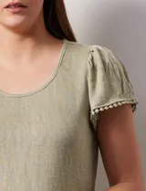 Remera azul de modal, marca French Loundry. Manga corta con detalle de puntilla.