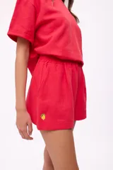 Short color crema de algodón y lino, con cintura elástica y bordado de un limón en el lateral.