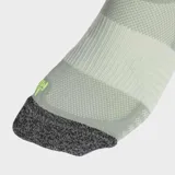 Medias de running Adidas a media pantorrilla, color verde claro con detalles en gris y negro. Incorporan amortiguación 3D inspirada en la tecnología Boost, ventilación en el arco y tecnología Formotion.