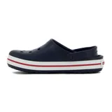 Zuecos Crocs modelo Band, color azul marino con suela blanca y detalles de rayas rojas y blancas.