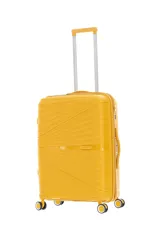 Valija rígida chica color amarillo, con carro reforzado, cierre expansible, ruedas dobles spinner 360, sujeción y compartimiento interno. Candado incorporado. Material Polipropileno. 19 Pulgadas.