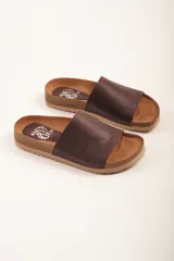 Sandalias marrones de cuero con base de corcho.