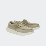 Mocasín estilo Wally de gamuza color beige claro, con sistema de cordones elásticos y entresuela gruesa de color crema.