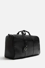 Bolso de viaje negro con compartimento principal con cierre de cremallera, bolsillo interior con cremallera, detalle de arnés en la parte frontal, dos asas de mano y asa de hombro ajustable y extraíble.
