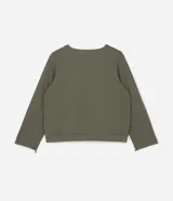 Blusa verde militar en suedine texturizada, con cuello redondo, manga larga con recortes y tiradores en los puños.