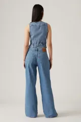 Pantalón de jean celeste, de corte amplio y tiro medio.