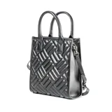 Cartera tipo shopper color negro, confeccionada en símil cuero con diseño acolchado. Tiene doble asa corta y correa larga regulable extraíble. El acceso es con cierre y cuenta con un bolsillo interno con cierre y otro abierto.