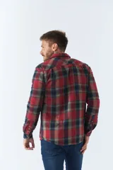 Sobrecamisa de viyela para hombre con interior capitoneado, fit regular, manga larga, cierre con botones, bolsillos y logo en grifa de cuero.