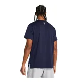 Remera deportiva negra de manga corta, con logo Under Armour estampado en blanco en el pecho.
