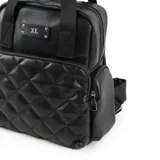 Mochila negra de cuero sintético con diseño acolchado en la parte inferior. Tiene un asa de mano, correas regulables, cierre principal y tres bolsillos externos con cierre. El interior está forrado y cuenta con un bolsillo con cierre y dos bolsillos abiertos.