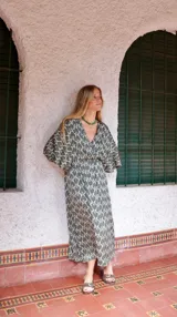 Vestido largo de razo con estampado de espigas, escote en V y mangas 3/4.