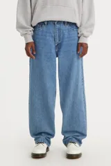 Pantalón de jean celeste de corte amplio.