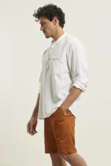 Camisa amarilla de lino con cuello mao y manga larga.