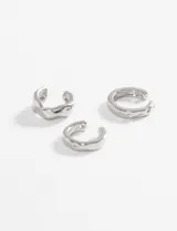 Set de tres aros earcuff plateados con textura.