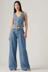Pantalón de jean celeste, de corte amplio y tiro medio.