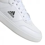 Zapatillas bajas color blanco, con detalles en gris y logo Adidas, diseño casual.